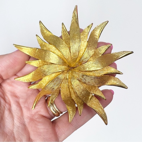 Vintage Designer Rare Hattie Carnegie Sunburst Gold Tone Brooch Retro - Picture 9 of 15